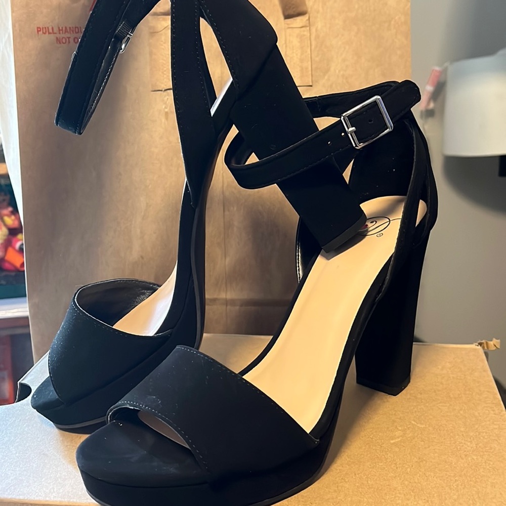 Size 9 M Black Ankle strap dress sandals